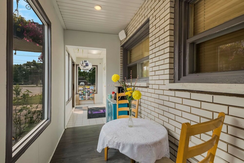 Фото Knights Inn Burlington, On