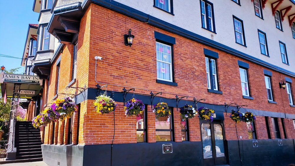 Фото James Bay Inn Hotel & Suites