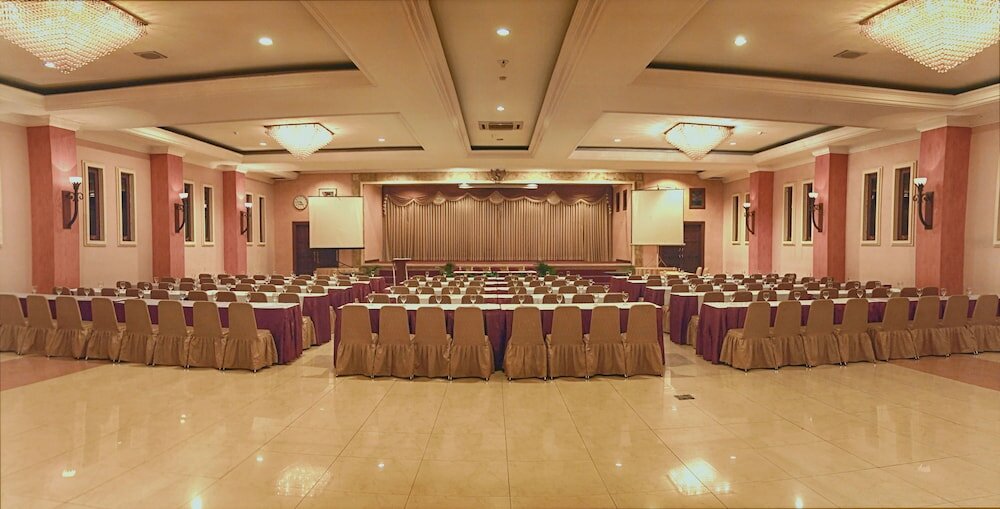 Фото Lotus Garden Hotel