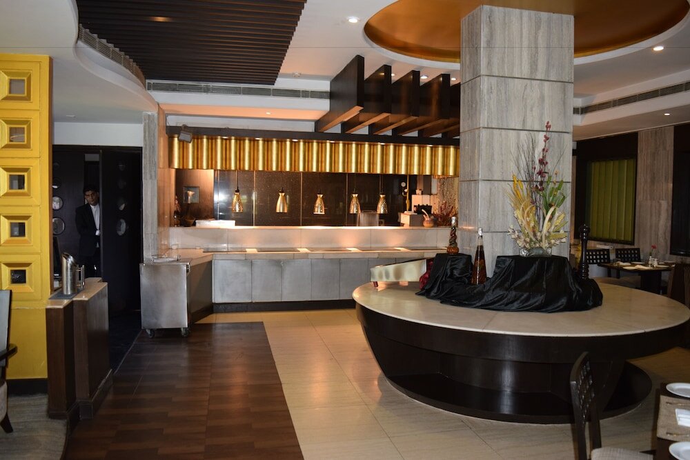 Фото The Bristol Hotel