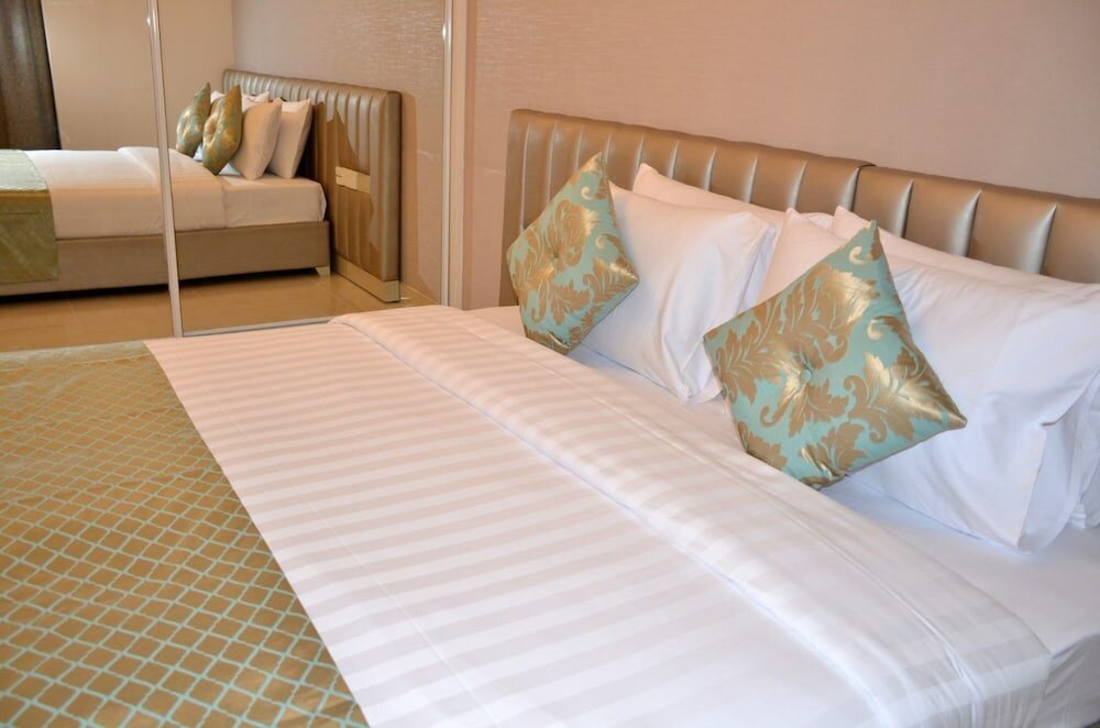 Фото The Lodge Suites