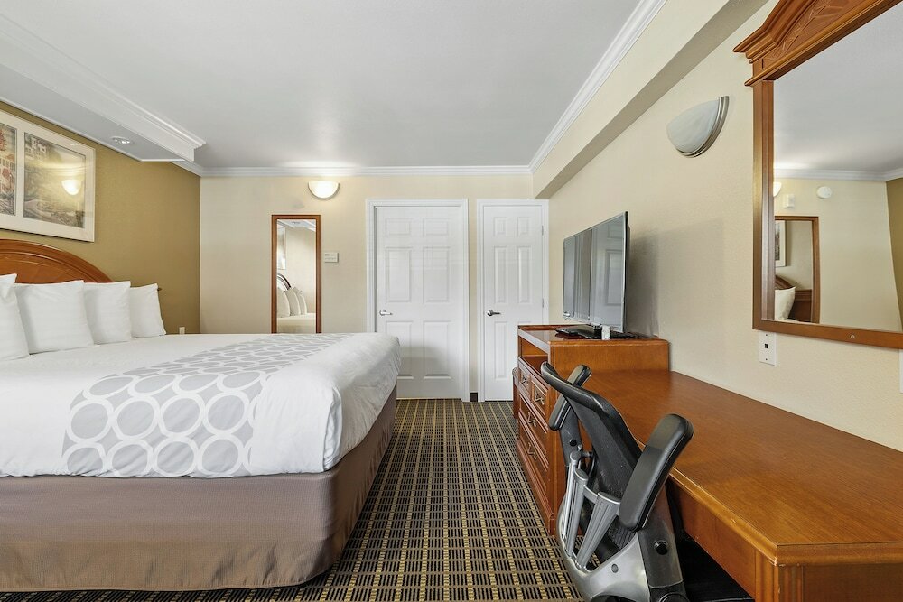 Фото Alexis Park Hotel