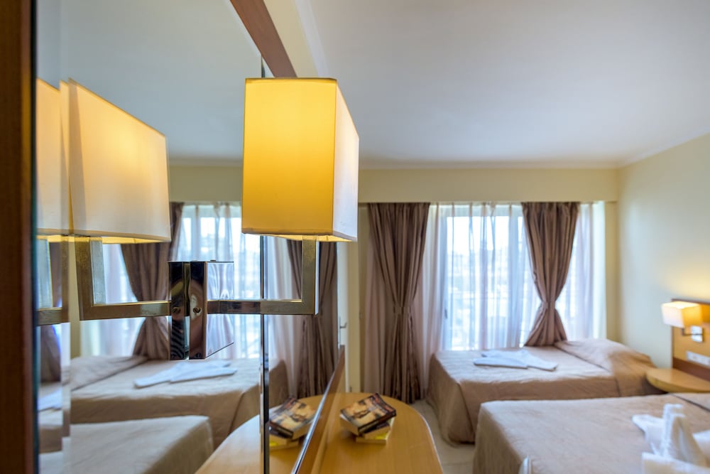 Фото Manousos City Hotel