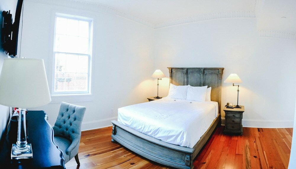 Фото Royal Frenchmen Hotel and Bar