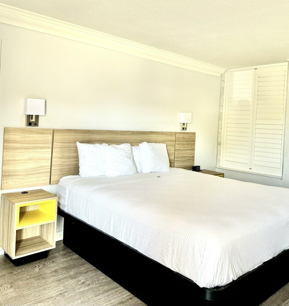 Фото Days Inn by Wyndham Near City Of Hope