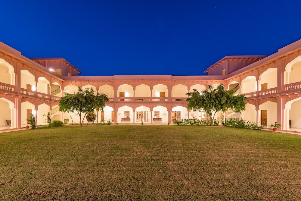 Фото Hotel Dev Vilas