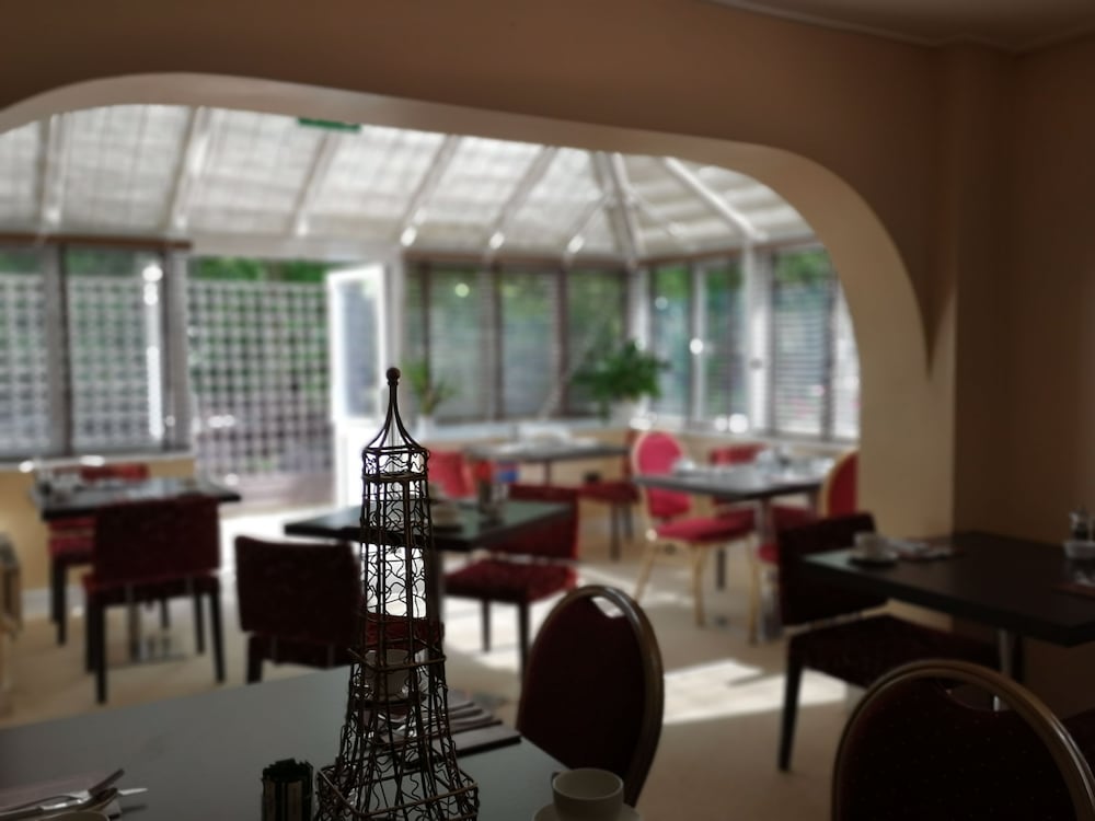 Фото Tudor Lodge Hotel