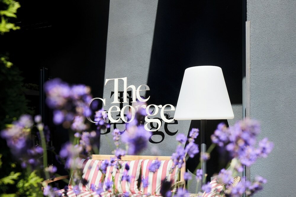 Фото The George Hotel
