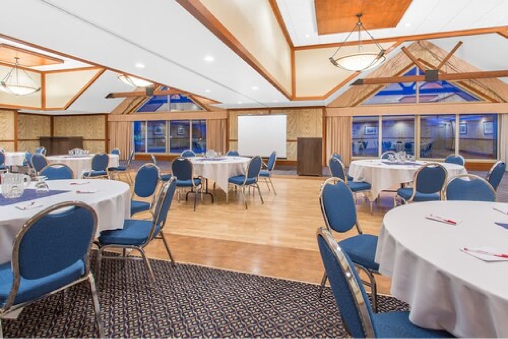 Фото Canmore Inn & Suites