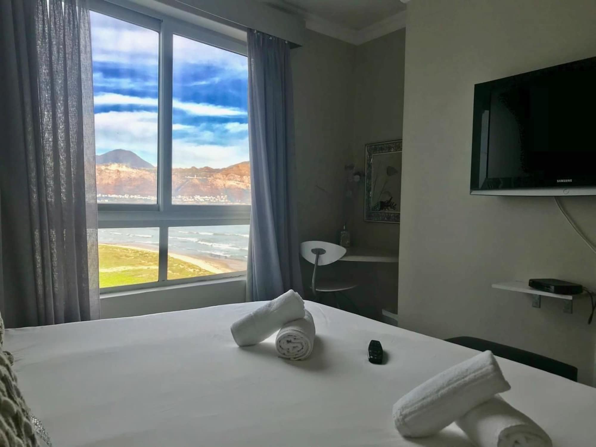 Фото Ocean Breeze Hotel