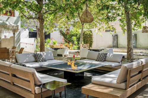 Гостиница Hotel Casa 425 + Lounge в Помоне
