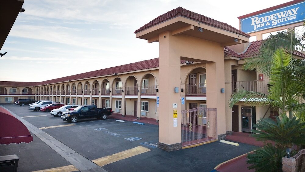 Фото Rodeway Inn & Suites