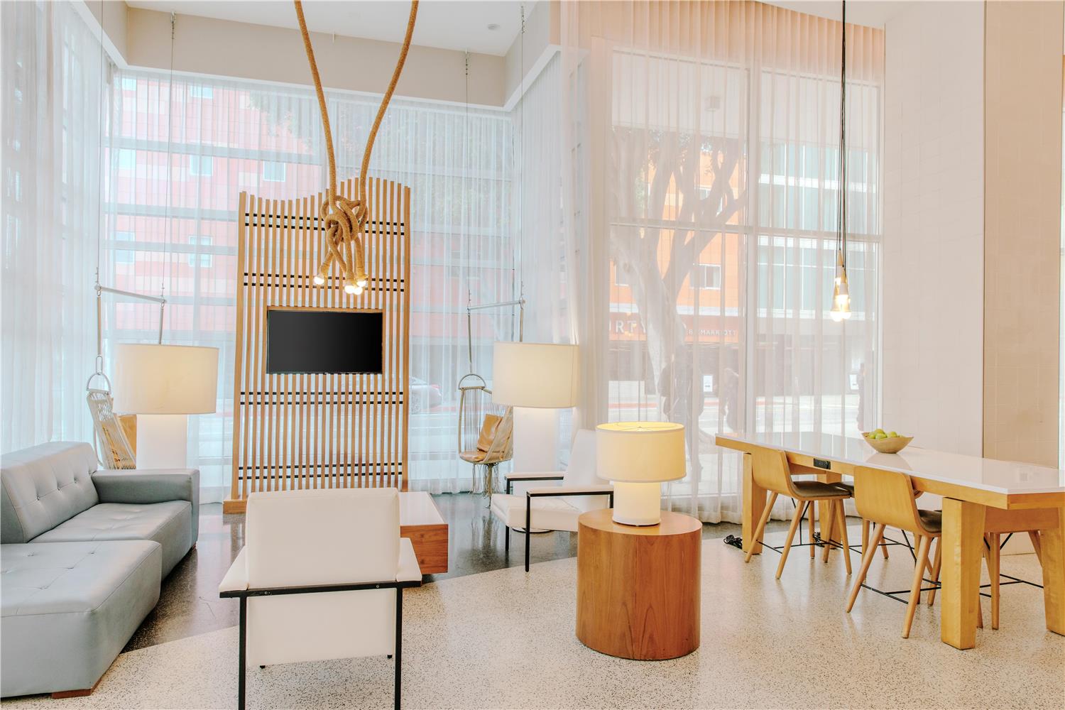 Фото Hampton Inn & Suites Santa Monica