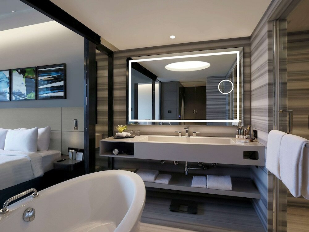 Фото Novotel Chennai Chamiers Road Hotel