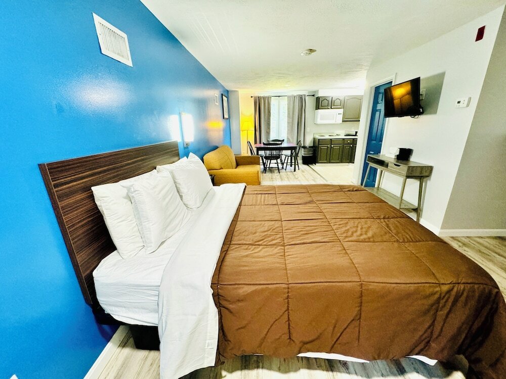 Фото Blue Spruce Motel & Townhouses