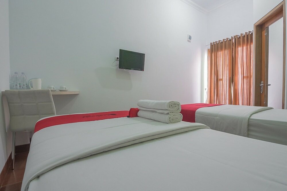 Фото RedDoorz Plus near Alun Alun Kuningan