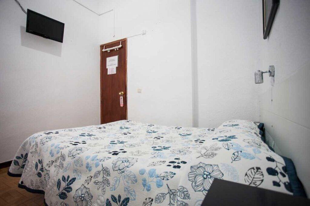 Фото Hostal Los Arcos