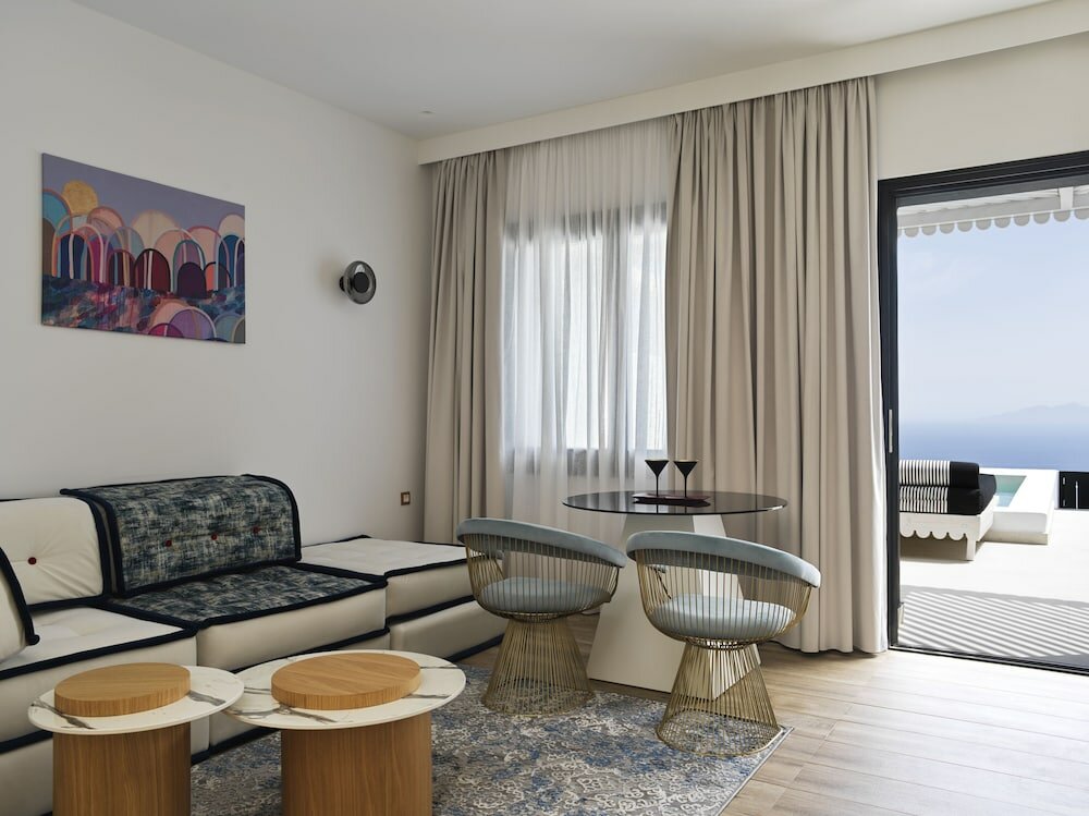 Фото Cresanto Luxury Suites