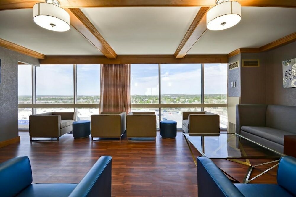 Фото Crowne Plaza Tulsa - Southern Hills