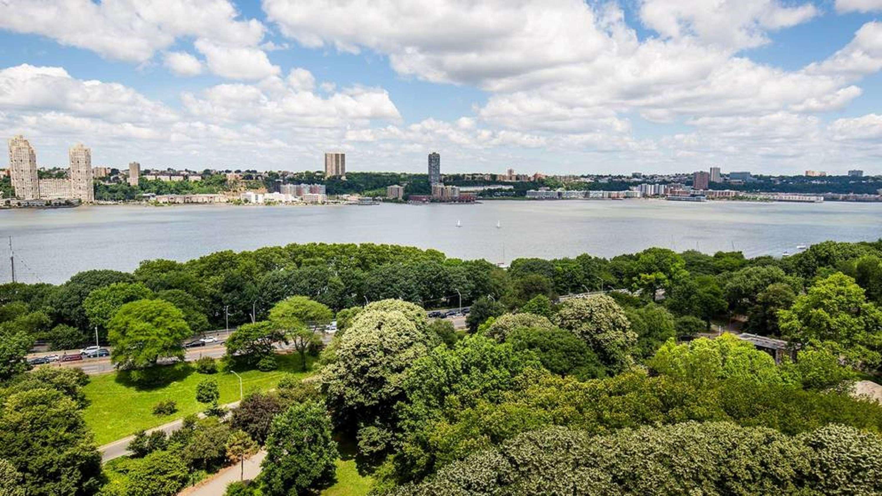 Фото Riverside Tower Hotel