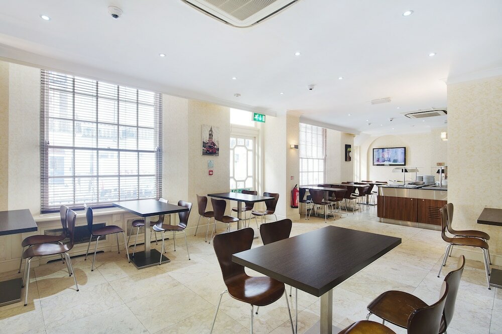 Фото Queens Park Hotel