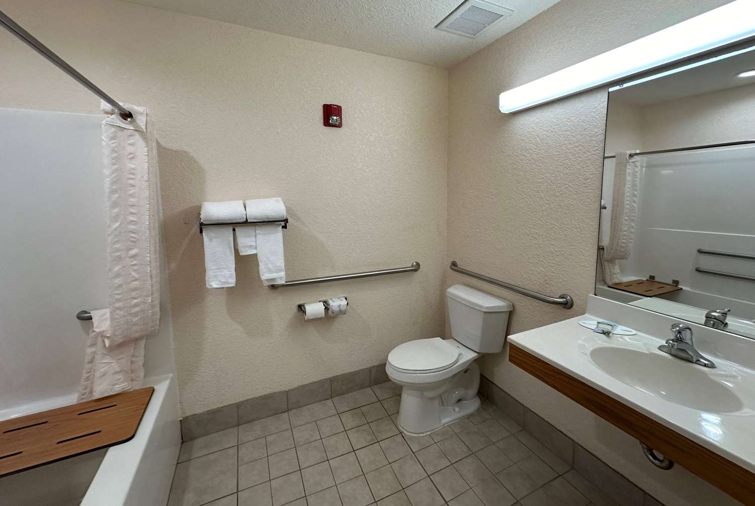 Фото Microtel Inn & Suites by Wyndham Tomah