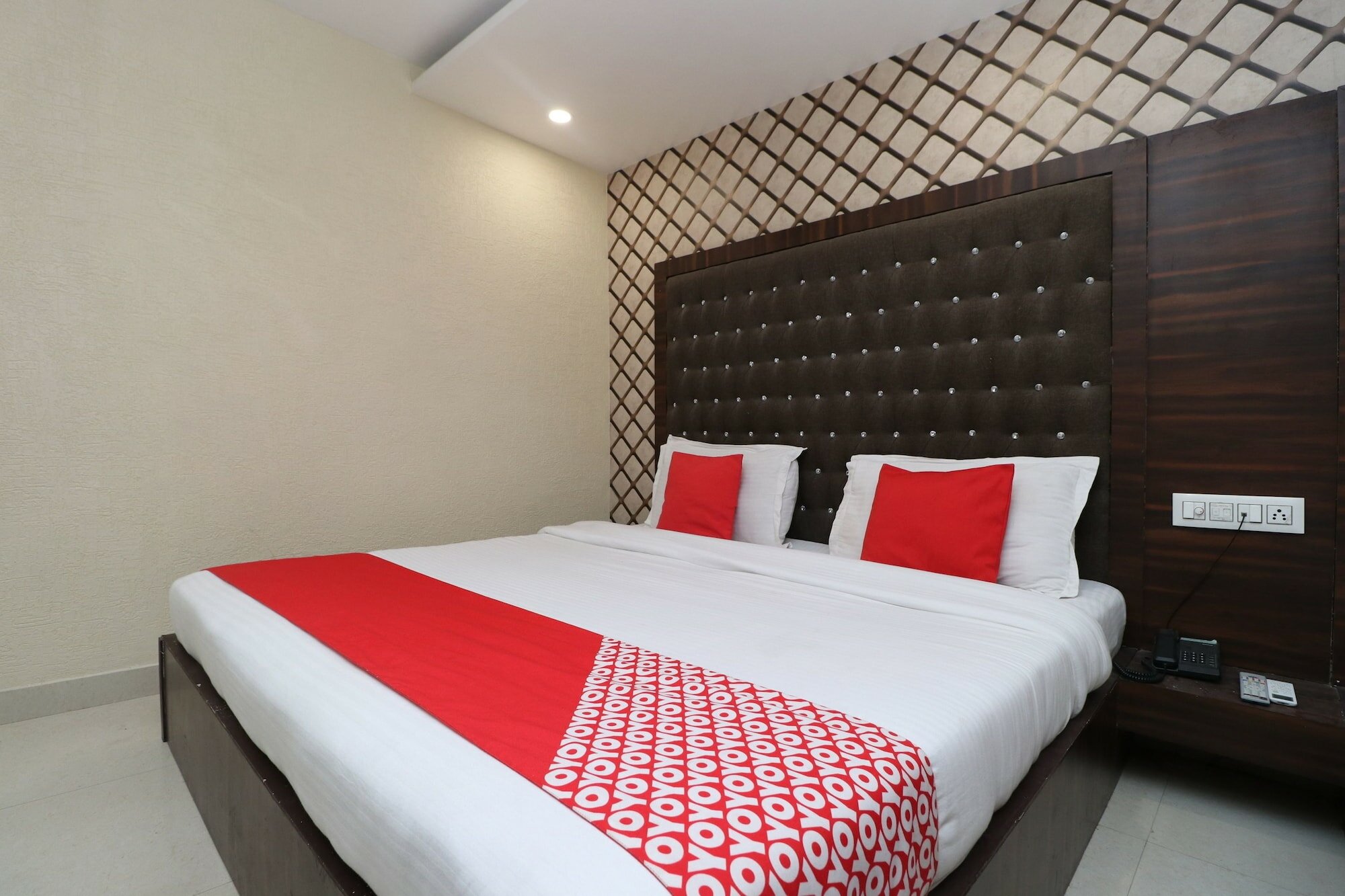 Фото Azaad Lifestyle Hotel by Oyo Rooms