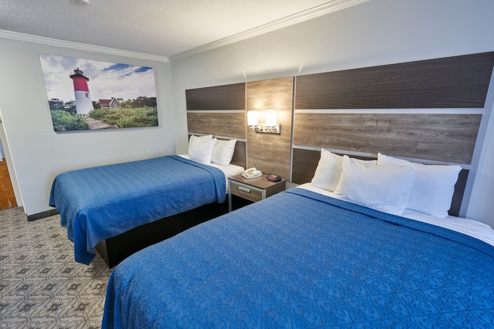 Фото Ambassador Inn & Suites