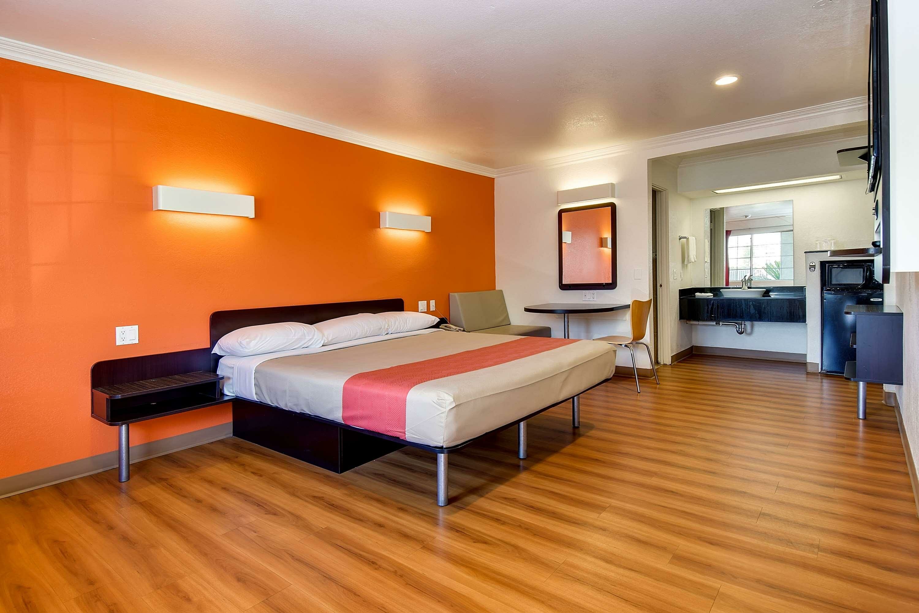 Фото Motel 6 Garden Grove