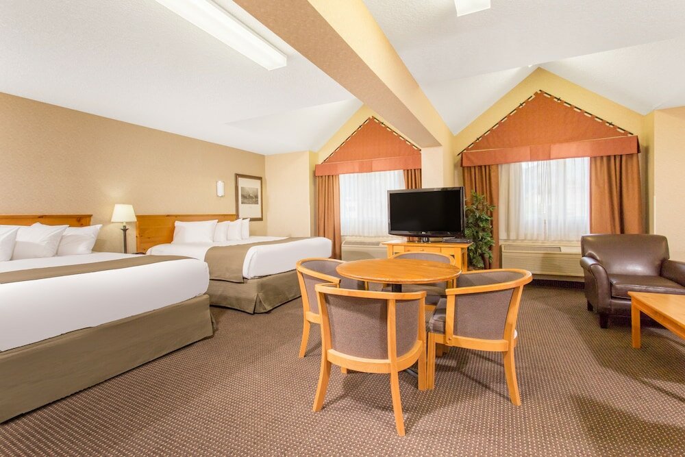 Фото Canmore Inn & Suites