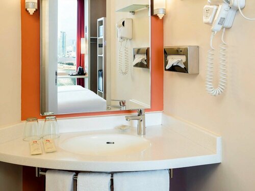 Гостиница Ibis Hong Kong Central And Sheung Wan  в Гонконге