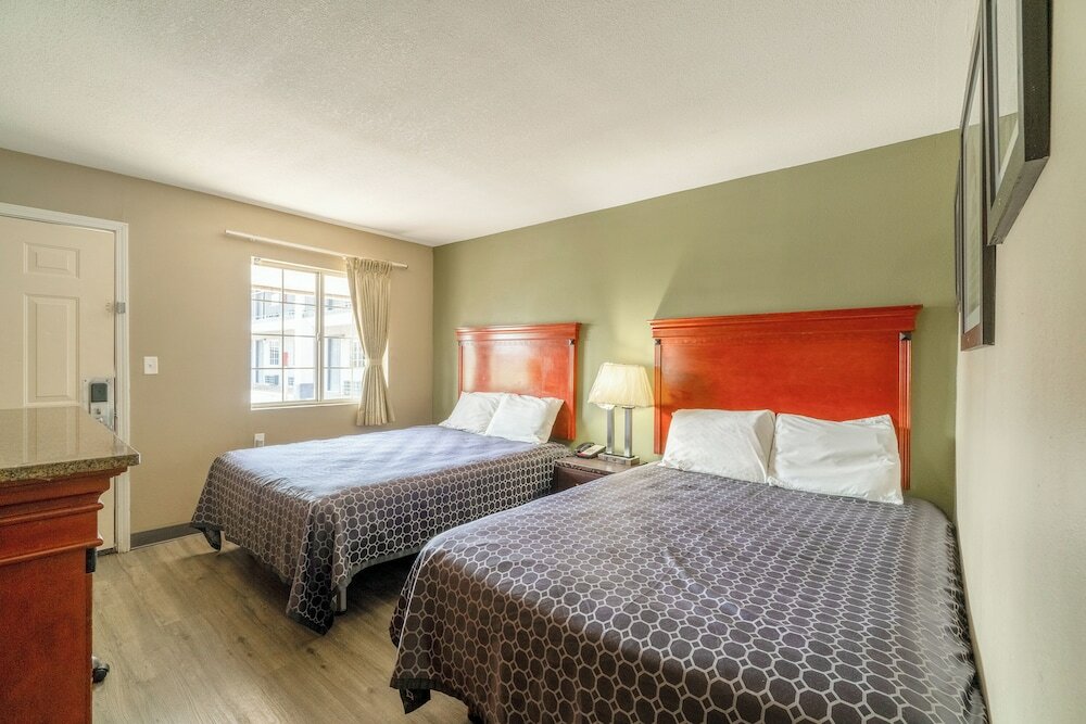 Фото Deluxe Inn & Suites By OYO Miami OK