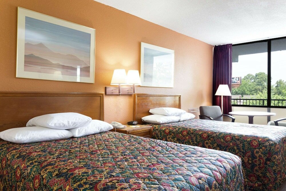 Фото Days Inn by Wyndham Raleigh Downtown South