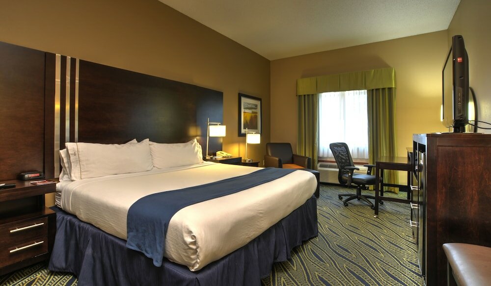 Фото Holiday Inn Express & Suites Midwest, an Ihg Hotel