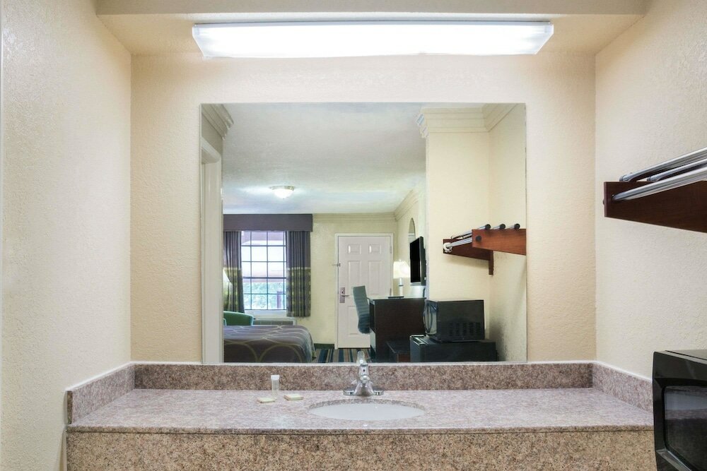 Фото Super 8 by Wyndham Houston West Katy