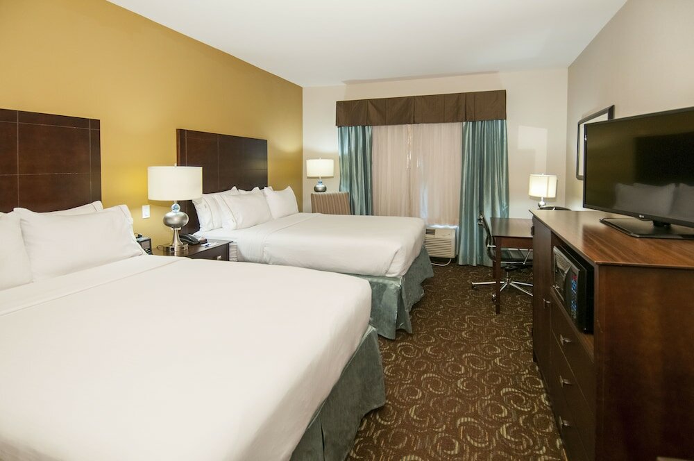 Фото Holiday Inn Express & Suites San Antonio Se by At&t Center, an Ihg Hotel