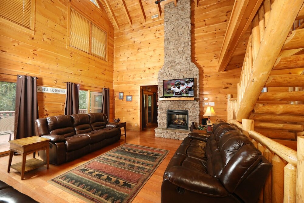 Фото Majestic Manor - Five Bedroom Cabin