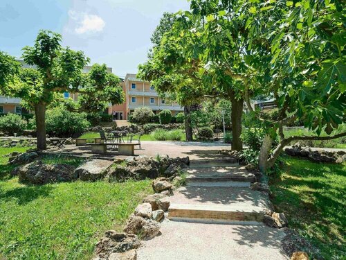 Внешний вид отеля Ibis Antibes Sophia Antipolis в Вальбонне, фото 4