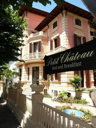 Гостиница Petit Chateau в Монтекатини-Терме