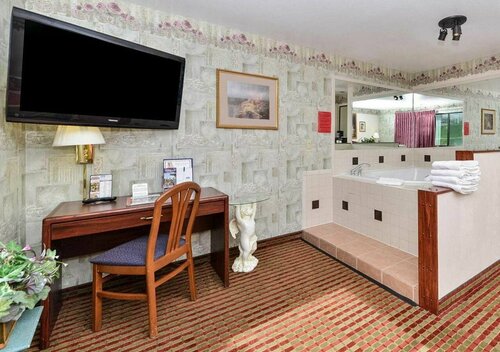 Гостиница Rodeway Inn & Suites Wi Madison-Northeast в Мэдисоне