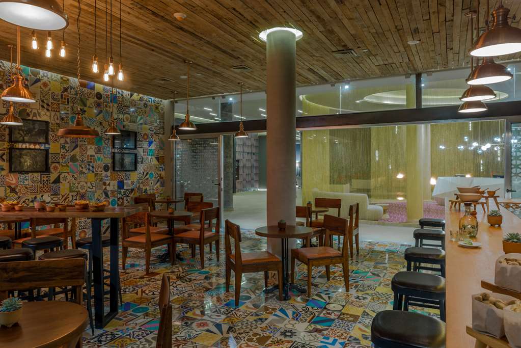 Фото Апартаменты The Fives Downtown Hotel & Residences, Curio Collection by Hilton