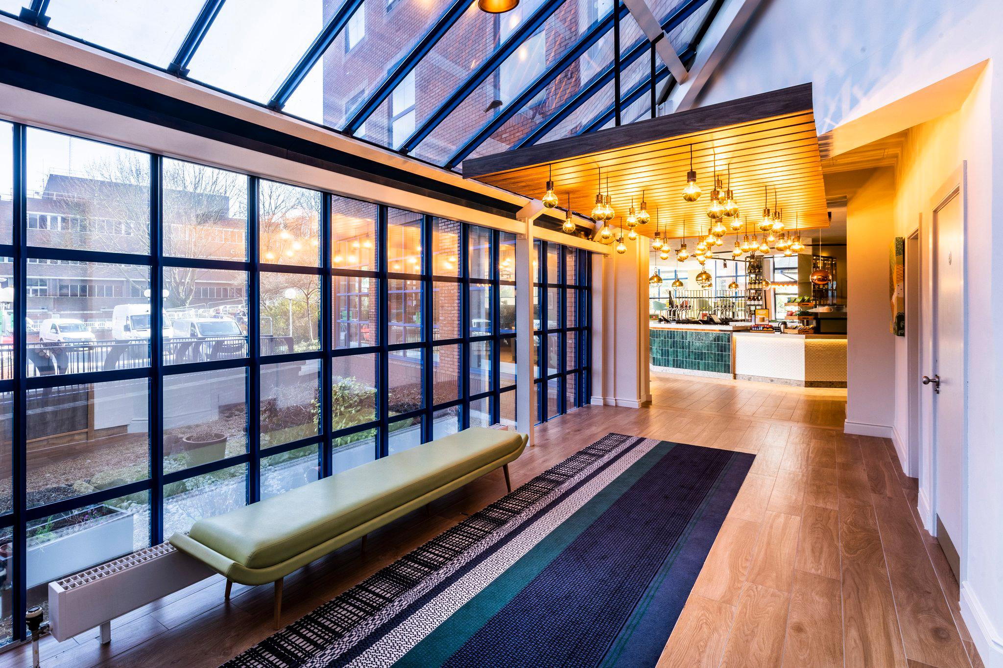 Фото Holiday Inn London - Sutton, an Ihg Hotel