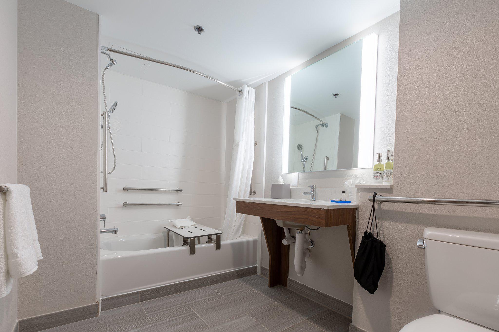 Фото Holiday Inn Express And Suites Arlington North - Stadium Area, an Ihg Hotel