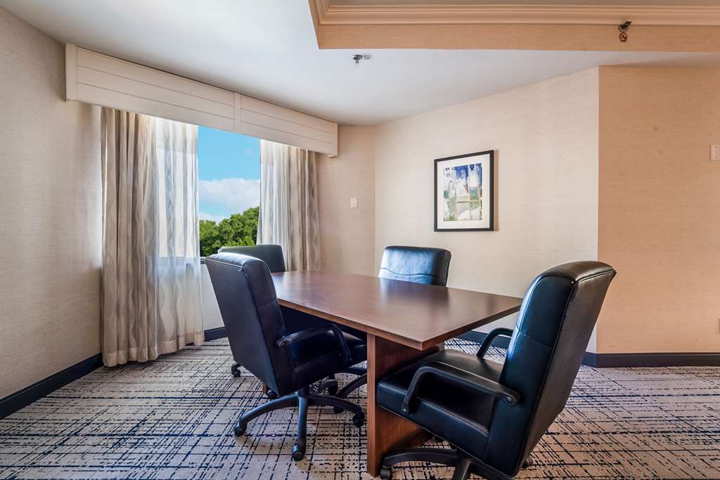 Фото DoubleTree by Hilton South Charlotte Tyvola