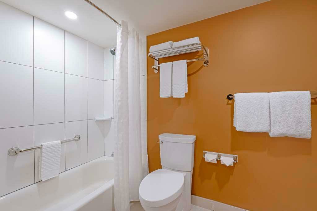 Фото Best Western Plus Emerald Isle Hotel