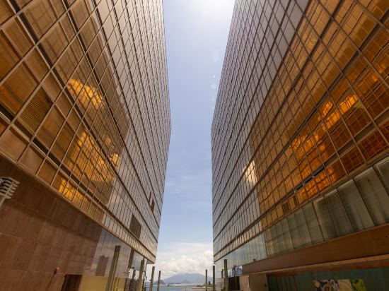 Фото The Royal Pacific Hotel and Towers