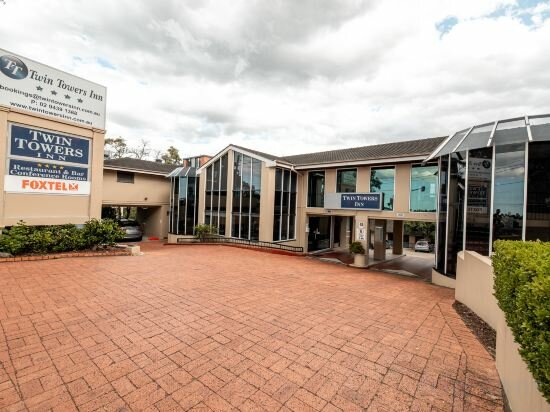 Фото Twin Towers Inn