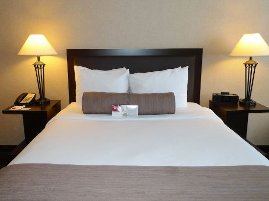 Фото Ramada Plaza by Wyndham Calgary Downtown