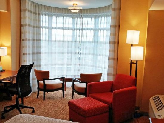 Фото Courtyard by Marriott Boston Brookline