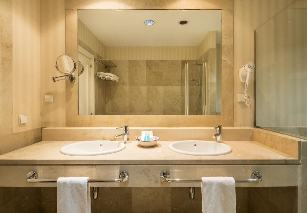 Фото Hotel Ilunion Alcora Sevilla